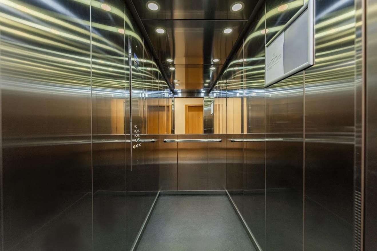 Fajny Apartament Z Parkingiem, Obok Metra. Варшава Экстерьер фото